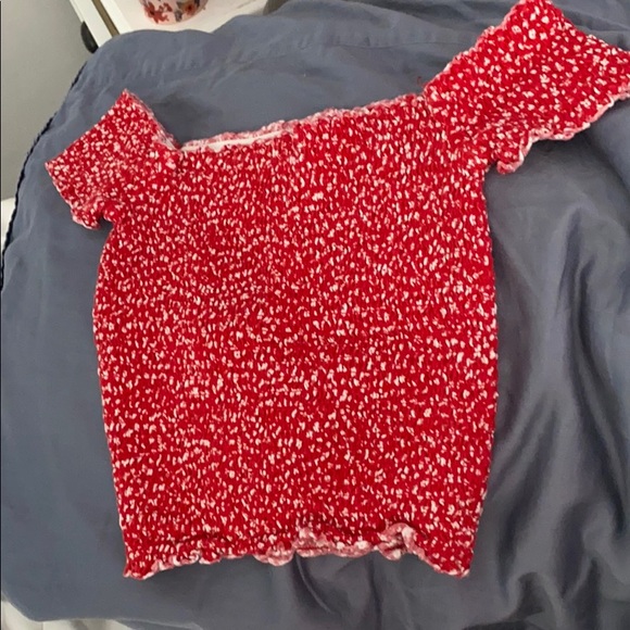 Off the shoulder scrunchie material crop top - Picture 3 of 4